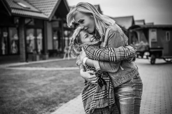 Concetto Relazione Familiare Donna Durante Città Con Bambina Adorabile Strada — Foto Stock