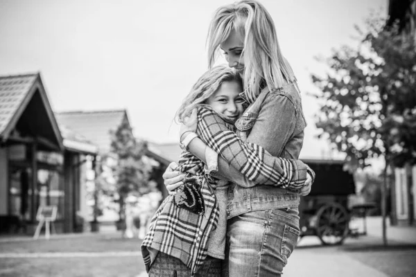 Concetto Relazione Familiare Donna Durante Città Con Bambina Adorabile Strada — Foto Stock