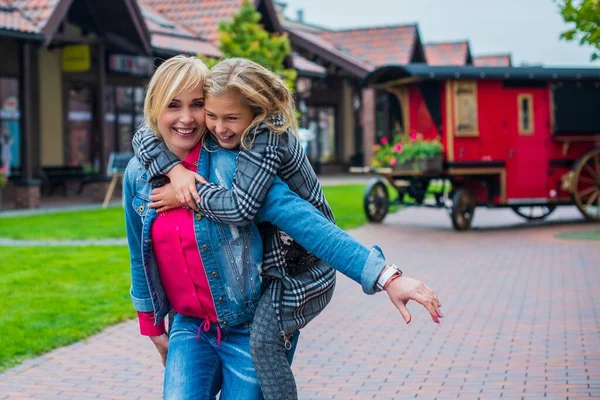 Concetto Relazione Familiare Donna Durante Città Con Bambina Adorabile Strada — Foto Stock