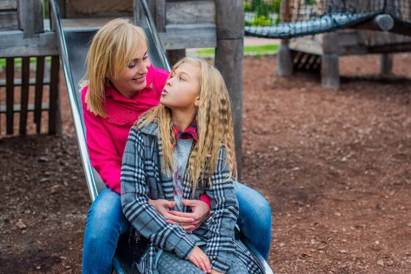 Concetto Relazione Familiare Donna Durante Città Con Bambina Adorabile Strada — Foto Stock