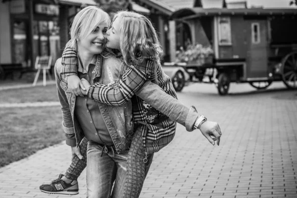 Concetto Relazione Familiare Donna Durante Città Con Bambina Adorabile Strada — Foto Stock