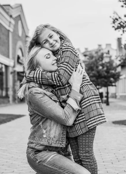 Concepto Relación Familiar Mujer Durante Ciudad Con Niña Adorable Calle —  Fotos de Stock