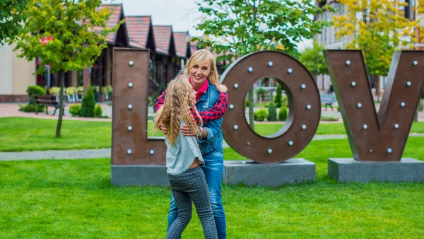 Aile Ilişkisi Konsepti Sokakta Küçük Sevimli Bir Kızla Gezen Bir — Stok fotoğraf