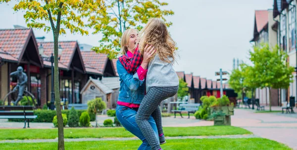 Familienbeziehungskonzept Frau Der Stadt Mit Dem Kleinen Entzückenden Mädchen Auf — Stockfoto