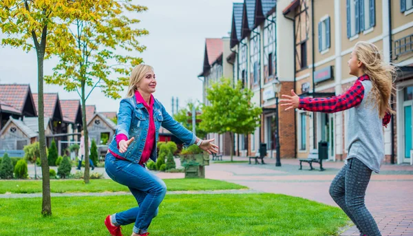 Familie Relatie Concept Vrouw Tijdens Stad Met Het Kleine Schattige — Stockfoto