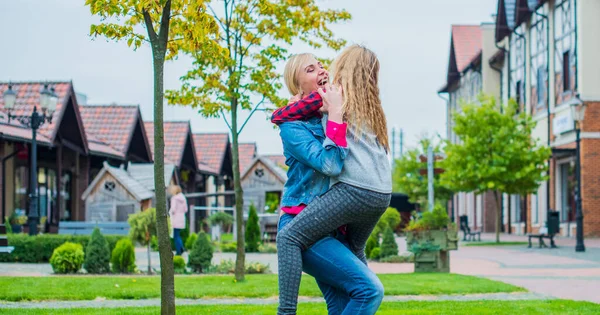 Conceito Relação Familiar Mulher Durante Cidade Com Menina Adorável Rua — Fotografia de Stock