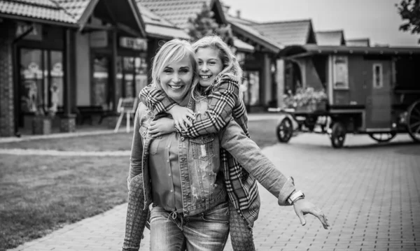 家族関係の概念 屋外の通りで小さな愛らしい少女と街の中の女性 — ストック写真