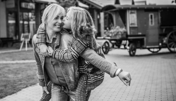 Koncept Rodinného Vztahu Žena Během Města Malou Rozkošnou Dívkou Ulici — Stock fotografie