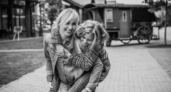 Concetto Relazione Familiare Donna Durante Città Con Bambina Adorabile Strada — Foto Stock