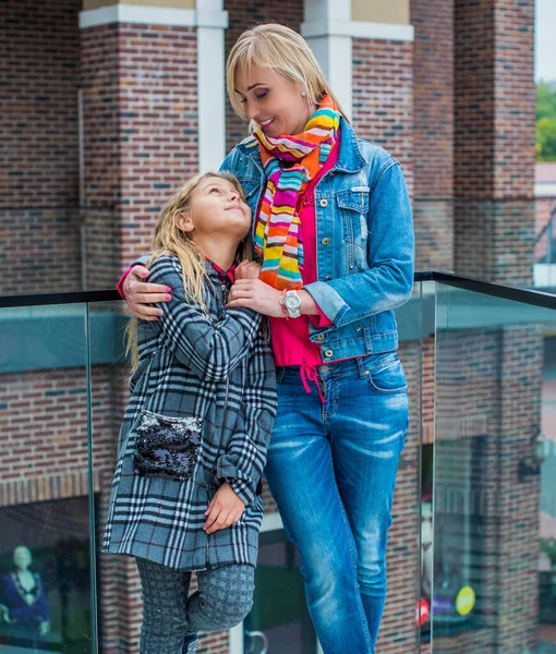 Concetto Relazione Familiare Donna Durante Città Con Bambina Adorabile Strada — Foto Stock