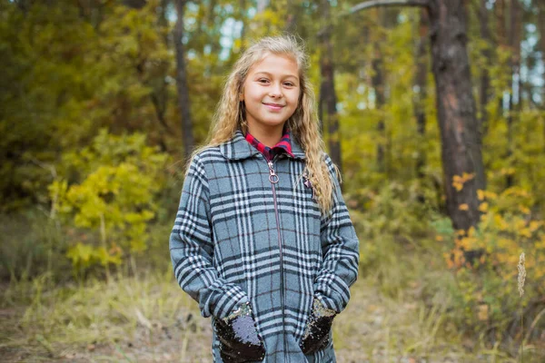 Malá Módní Dívka Teplém Oblečení Chodit Venku Podzim Zimní Sezóna — Stock fotografie