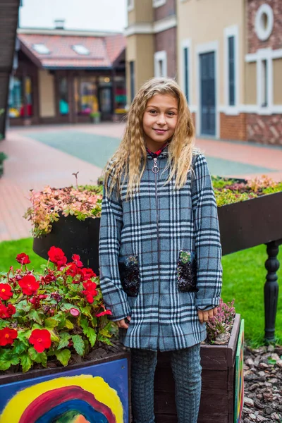 Malá Módní Dívka Teplém Oblečení Chodit Venku Podzim Zimní Sezóna — Stock fotografie