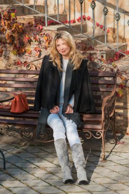 Güzel kadın, Amerikan ya da Avrupalı görünümü, modaya uygun bir konsept. Genç bayan, doğada şık giyinmiş. Doğal güzellik.