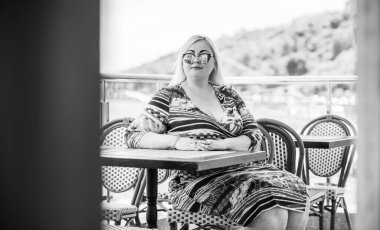 Oldukça modern bir kadın yaşam tarzı, kadın güzelliği. Açık havada poz veren kadın XXL modeli