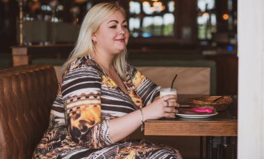 Oldukça modern bir kadın yaşam tarzı, kadın güzelliği. Açık havada poz veren kadın XXL modeli