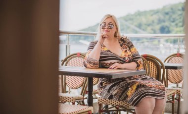 Oldukça modern bir kadın yaşam tarzı, kadın güzelliği. Açık havada poz veren kadın XXL modeli