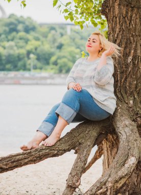 Oldukça modern bir kadın yaşam tarzı, kadın güzelliği. Açık havada poz veren kadın XXL modeli