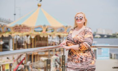 Oldukça modern bir kadın yaşam tarzı, kadın güzelliği. Açık havada poz veren kadın XXL modeli