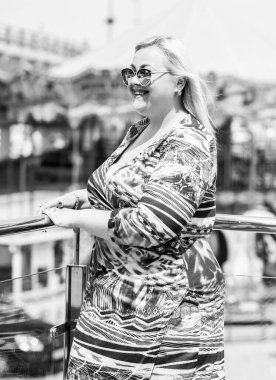 Oldukça modern bir kadın yaşam tarzı, kadın güzelliği. Açık havada poz veren kadın XXL modeli