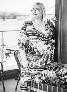 Oldukça modern bir kadın yaşam tarzı, kadın güzelliği. Açık havada poz veren kadın XXL modeli