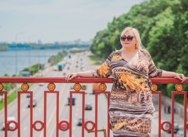 Oldukça modern bir kadın yaşam tarzı, kadın güzelliği. Açık havada poz veren kadın XXL modeli