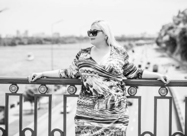 Oldukça modern bir kadın yaşam tarzı, kadın güzelliği. Açık havada poz veren kadın XXL modeli