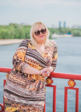 Oldukça modern bir kadın yaşam tarzı, kadın güzelliği. Açık havada poz veren kadın XXL modeli