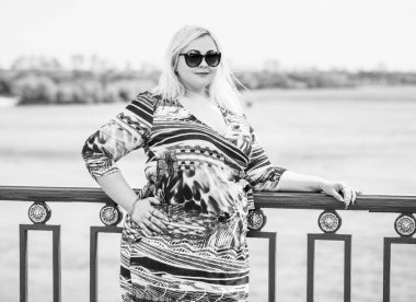 Oldukça modern bir kadın yaşam tarzı, kadın güzelliği. Açık havada poz veren kadın XXL modeli