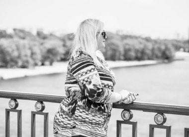 Oldukça modern bir kadın yaşam tarzı, kadın güzelliği. Açık havada poz veren kadın XXL modeli