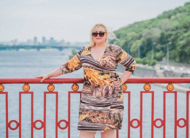 Oldukça modern bir kadın yaşam tarzı, kadın güzelliği. Açık havada poz veren kadın XXL modeli