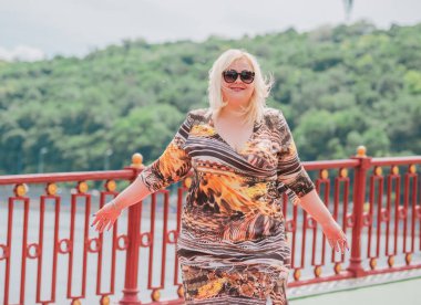 Oldukça modern bir kadın yaşam tarzı, kadın güzelliği. Açık havada poz veren kadın XXL modeli