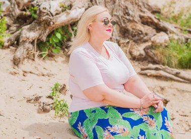 Oldukça modern bir kadın yaşam tarzı, kadın güzelliği. Açık havada poz veren kadın XXL modeli