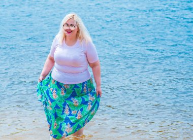 Oldukça modern bir kadın yaşam tarzı, kadın güzelliği. Açık havada poz veren kadın XXL modeli