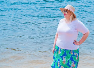 Oldukça modern bir kadın yaşam tarzı, kadın güzelliği. Açık havada poz veren kadın XXL modeli