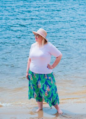 Oldukça modern bir kadın yaşam tarzı, kadın güzelliği. Açık havada poz veren kadın XXL modeli