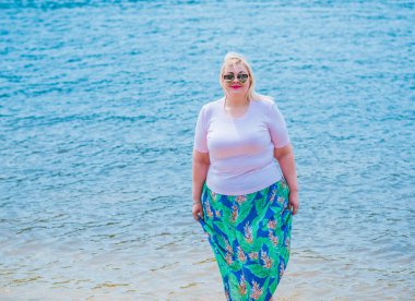 Oldukça modern bir kadın yaşam tarzı, kadın güzelliği. Açık havada poz veren kadın XXL modeli