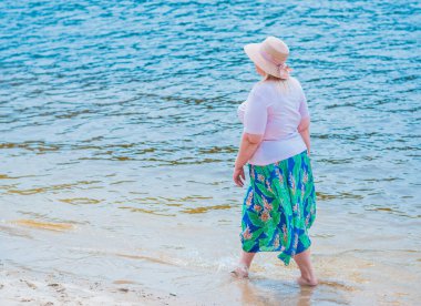 Oldukça modern bir kadın yaşam tarzı, kadın güzelliği. Açık havada poz veren kadın XXL modeli