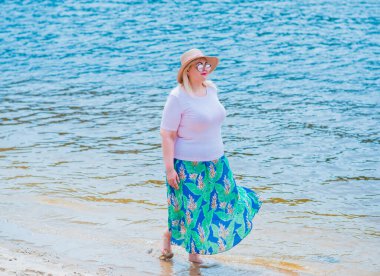 Oldukça modern bir kadın yaşam tarzı, kadın güzelliği. Açık havada poz veren kadın XXL modeli