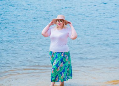 Oldukça modern bir kadın yaşam tarzı, kadın güzelliği. Açık havada poz veren kadın XXL modeli