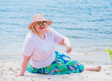 Oldukça modern bir kadın yaşam tarzı, kadın güzelliği. Açık havada poz veren kadın XXL modeli