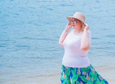 Oldukça modern bir kadın yaşam tarzı, kadın güzelliği. Açık havada poz veren kadın XXL modeli