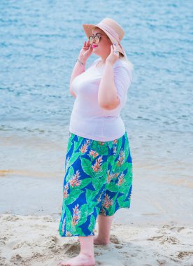 Oldukça modern bir kadın yaşam tarzı, kadın güzelliği. Açık havada poz veren kadın XXL modeli