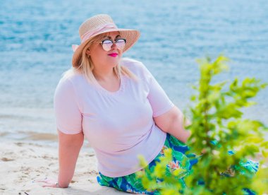 Oldukça modern bir kadın yaşam tarzı, kadın güzelliği. Açık havada poz veren kadın XXL modeli