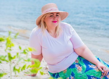 Oldukça modern bir kadın yaşam tarzı, kadın güzelliği. Açık havada poz veren kadın XXL modeli