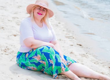 Oldukça modern bir kadın yaşam tarzı, kadın güzelliği. Açık havada poz veren kadın XXL modeli