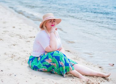 Oldukça modern bir kadın yaşam tarzı, kadın güzelliği. Açık havada poz veren kadın XXL modeli