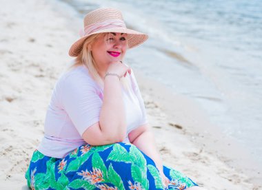 Oldukça modern bir kadın yaşam tarzı, kadın güzelliği. Açık havada poz veren kadın XXL modeli