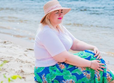 Oldukça modern bir kadın yaşam tarzı, kadın güzelliği. Açık havada poz veren kadın XXL modeli