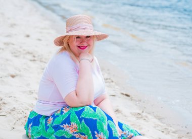 Oldukça modern bir kadın yaşam tarzı, kadın güzelliği. Açık havada poz veren kadın XXL modeli