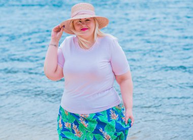 Oldukça modern bir kadın yaşam tarzı, kadın güzelliği. Açık havada poz veren kadın XXL modeli